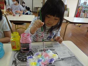 紫陽花の制作をする4歳児