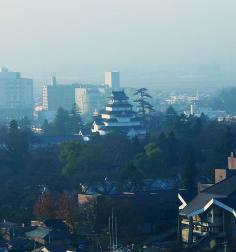 西軍砲陣跡から望む鶴ヶ城の写真