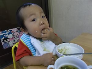 給食を食べる0歳児