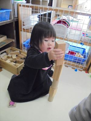 1歳児積み木遊び