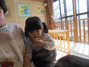 焼き芋を食べる1歳児