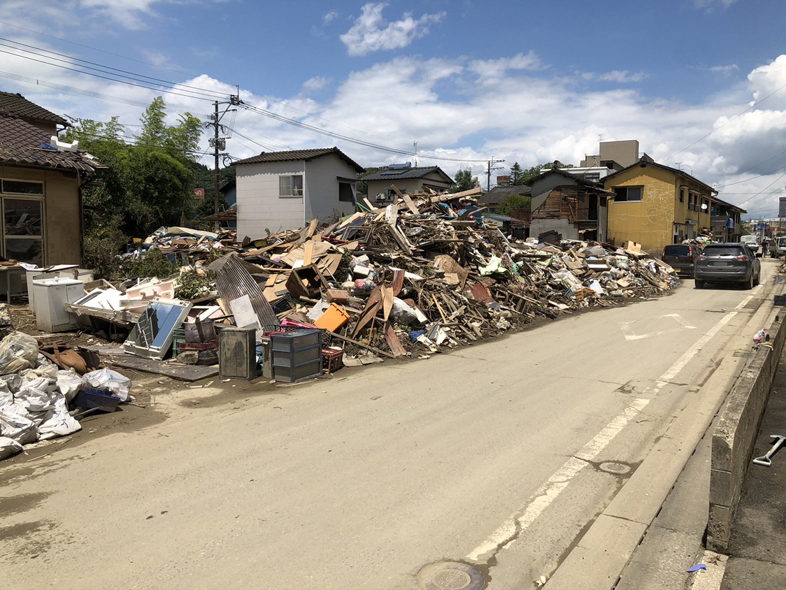 道路脇や住家横に集積された災害廃棄物