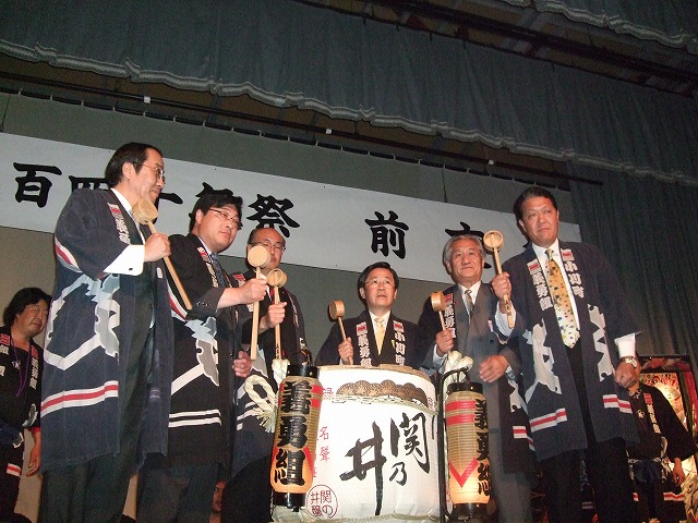 140年祭鏡割り