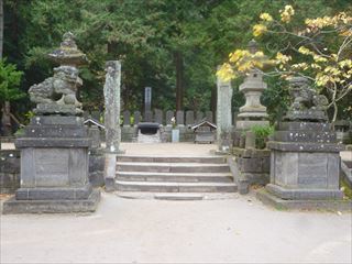 石造物と白虎隊十九士の墓.JPG