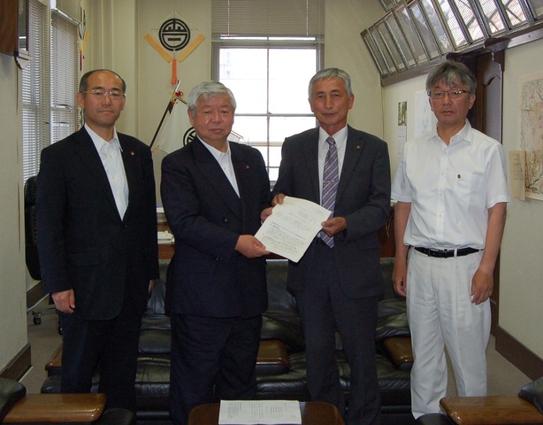 議会運営委員会及び広報広聴委員会の委員長から議長へ申し送り事項を手渡している写真です.jpg