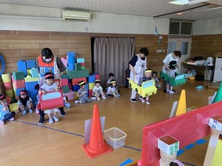 車に乗って出発