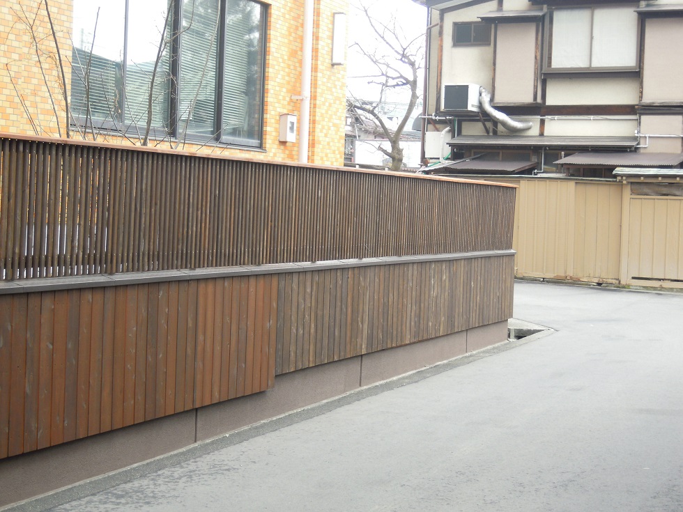  会津若松市役所栄町第一庁舎沿いが板塀化されました
