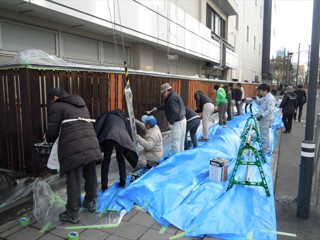 東側の板塀のを塗装しました