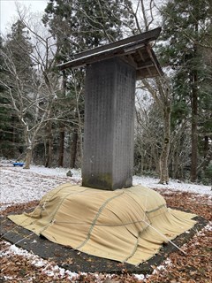 石造物の雪囲い.jpg