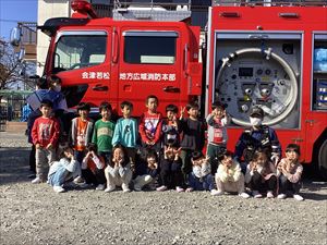 消防車の前での集合写真5歳児