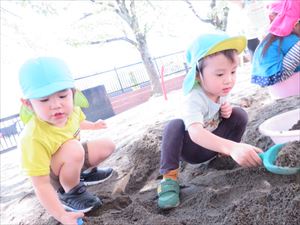 お砂遊びをする2歳児