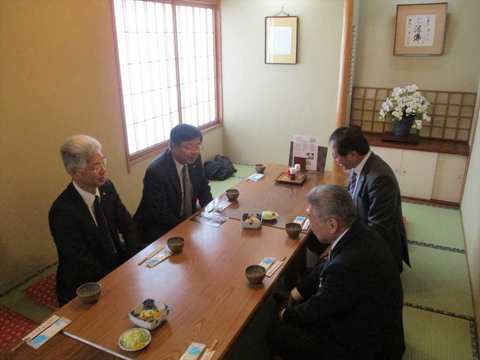 小千谷市での昼食懇談の様子の写真