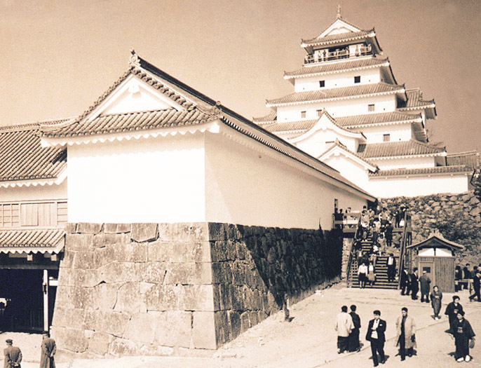 再建された当時の鶴ヶ城天守閣の写真