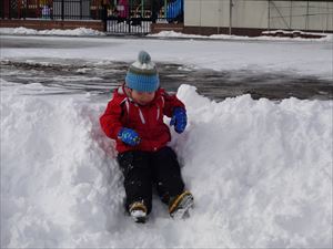 3歳児雪遊び