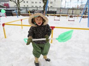 2歳児雪遊び
