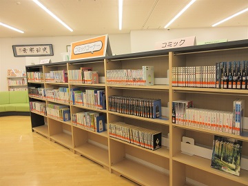 新コミックコーナー（通路側から）