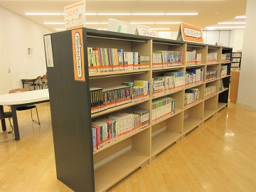 新コミックコーナー（ソファ側から）