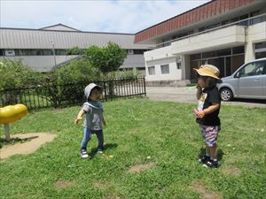 シャボン玉遊びをする子