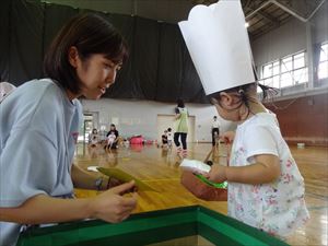 材料をあつめている子