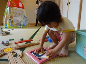 遊ぶこどもたち