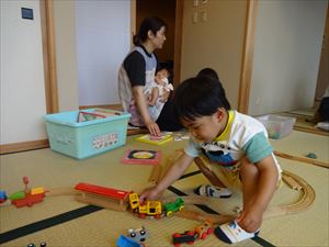 遊ぶこどもたち