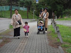 おうちの人と一緒にお散歩