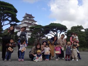 鶴ヶ城前で集合写真