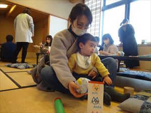 ママと一緒に遊ぶ様子