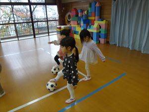 サッカーをする子（R5年11月）