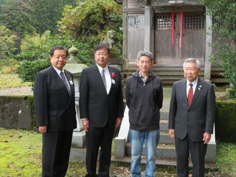 浦柄神社での小千谷市長、朝日山史跡保存会佐藤会長と記念撮影