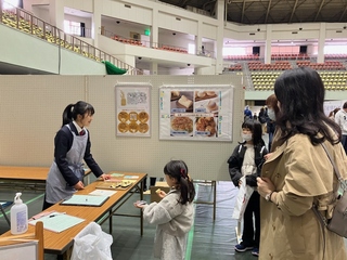 地産地消まつりでの試食アンケートの様子