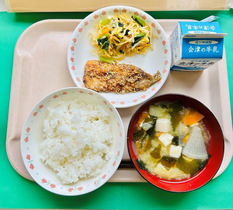 R70704_給食写真(会津若松・やさいとチーズの卵和え)