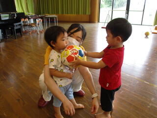 お友だちにボールを渡しているところ