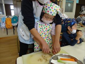 野菜を切る５歳児
