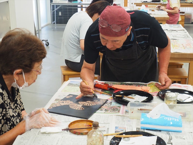 熟練の蒔絵師の技