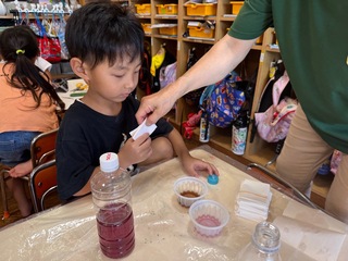 色水あそびをしているところ