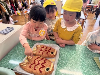 こいのぼりのハンバーグを見ているところ