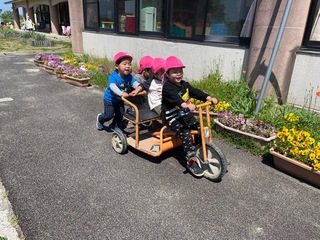三輪車に乗っているところ