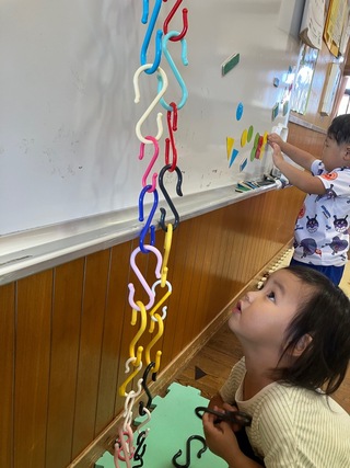 S字フックで遊んでいるところ