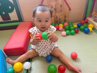 ボールに囲まれて遊んでいるところ