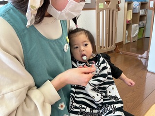 離乳食を食べていることろ