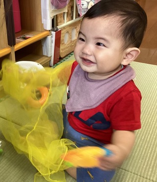 乳児がにこにこ笑っている様子