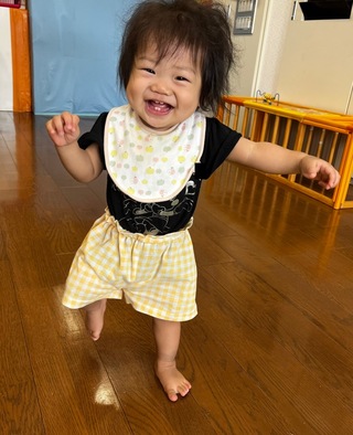 乳児が立っている写真