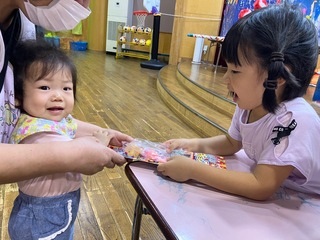 夏祭りで年長児との交流をしてる写真