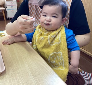 給食を食べている様子