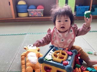 お部屋でおもちゃで遊んでいる写真