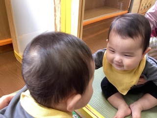 鏡を見て喜んでいる写真