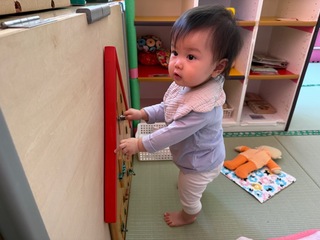 伝い歩きをしていることろ