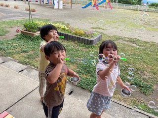 子どもたちがしゃぼん玉を楽しんでいる