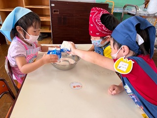 おやつのクッキングをしている写真